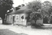 Byggt 1881, vindsvåningen 1935. Byggherre Bengt Carlssons sterbhus.