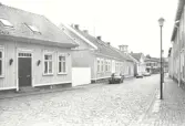 Bild 2: Byggt 1878, ombyggt bl a 1975. Byggherre timmerman Sjunne Pehrsson. Urmakeri med ingång på norra hörnet inreddes 1905.  Bild 3: byggt 1878, ombyggt 1944, 1948 o 1957. Byggherre timmerman Sjunne Pehrsson.