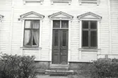 Bild 1: Byggt år 1898, veranda åt söder 1907. Ombyggt 1983. Byggherre trävaruhandlare Lars Tobiasson.    Bild 2: Parytterdörr av spegeltyp.