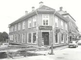 Firman startades omkring 1860 av köpman Henriksson, vilken överlät rörelsen till Nygren. 1888 övertog bröderna Wijklund rörelsen.  1915 övertog Bertil Andrén tillsammans med Månsson rörelsen, Månsson avled efter något år, därefter drev B Andrén rörelsen. ( Från boken Sveriges privata företagare).   Senare kom Bertil Andréns son Daniel att driva företaget.   198x köpets företaget av X anställda.  Hösten 1998 flyttades hela verksamheten till kv. Murbruket 1, Västgötavägen- Murarevägen.  Följande text fr. 