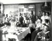 Fr.v. sttande Per Alfred P, okänd, Verkenhoff, okänd Josefina P, okänd o 2 söner till Verkenhoff. Fr.v. stående Per Persson, okänd, Birger A, okänd, Agnes A o fru Verkenhoff.  A Fridolf Persson var lärare i Årstad 1904-1912, Fritsla 1912-1920, Släp 1921-27 och Skrea 1927-41. Enl. sonen Einar Persson.