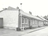 Byggt år 1861, tillbyggt i norr och söder 1874 och 1893. Byggherre smedmästare J G Warelius och murare Anders Nilsson.