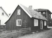 Byggt år 1864, renoverat 1986. Byggherre Andreas Ankar. Huset flyttades ca 11m söderut i samband med järnvägsframdragning 1886.