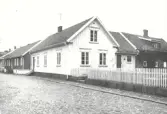Byggt år 1846, byggherre krukmakare Petter Gustaf Stenberg. Husen på tomten har ingått i en laxrökargård.