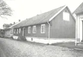 Byggt år 1851, byggherre jordbrukaren Anders Svensson. Ombyggt till pensionat 1963 och till flerbostadshus 1983.