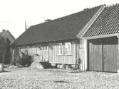 Byggt år 1854, tillbyggt 1875 och 1965. Byggherre sjömannen Sven Bernström.