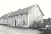 Byggt år 1868, ombyggt 1963 och 1975. Byggherre doktor G A Ehrengranat. 1963-1975 inrymdes kontorslokaler för arbetsförmedlingen i bottenvåningen.