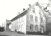 Byggt år 1872, ombyggt 1920-27 och 1983-84. Byggherre A Andersson Falkman.