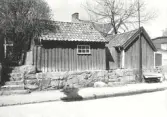 Byggnadsår 1862 resp ca 1880. Byggherre A J Sjöberg. Rökeribyggnaden ersatt tidigare byggnader från 1857, då Sjöbergs rökeri flyttade hit. Rökeriet upphörde 1955.
