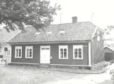 Byggnadsår 1877, ombyggt 1967.Byggherre jungfrun Johanna Petronella Bernström.