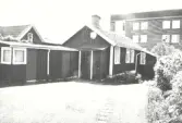 Byggnadsår 1893, tillbyggt mellan 1915 och 1930. Byggherre Elise Andersson.