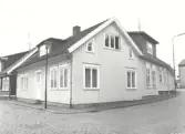 Uppfört före 1836. Tillbyggnad mot Fabriksgatan 1901. Ombyggnad 1938-39. byggherre målaren Emil Lundgren (1901). Bostadshuset vid Storgatan av 