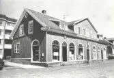 Byggnadsår 1857, till- och ombyggt 1903, 1913 och 1927. Byggherre handlanden  J L Dragstedt.