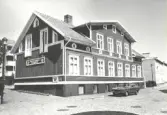 Byggnadsår 1867, ombyggnad 1968. Byggherre rådman N M Rodin. Enligt uppgift har byggnaden inrymt folkskola omkring 1890.