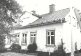 Byggnadsår 1885, ombyggnad 1951 och 1958. Byggherre skepparen Nils August Andersson.
