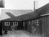 Byggnadsår 1789. Krukmakareverkstaden av trä i en våning brandförsäkrades först 1839 av kakelugnsmakaren Sven Törngren. Den förlängdes 1860 och 1882 och utökades 1909. verkstadens östra del innehöll förr ladugård och bl a stall för skjutshästar.I verkstaden finns en gammal brännugn.