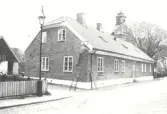 Byggnadsår 1829. Byggherre Falkenbergs stadsförsamling. Byggnaden utgjorde prästbostad till 1891, då fastigheten försåldes till enskild person.
