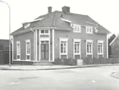 Byggnadsår 1891, ombyggt 1929 och 1983. Byggherre garvaren A Ch Johansson.