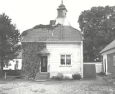 Byggnadsår 1806, om- och tillbyggnad 1900 och 1948. Byggherre Falkenbergs stadsförsamling och Skrea landsförsamling. Uppfört som Sädes Bod och Wisterhus, dit 