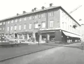 Byggnadsår 1929.Byggherre Drädselkammaren i Falkenberg. Byggnaden har inrymt telegrafstation postkontor m m. Huset är ritat av Ernst Torulf.  På affärskyltarna kan man läsa Törnrosa, Strömbergs ost och Adde Lundberg.