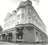 Byggnadsår 1904.Byggherre handlanden Gustaf Hallberg.  på affärsskyltarna kan man läsa Ranch och Elbyrån.