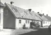 Byggnadsår Tullstugan 3 1830-31 ombyggnad och vindsinredning 1976-78, Tullstugan 2 1881, vindsinredning 1976. Byggherre Tullstugan 3 var garvaren A B Malmborg och till Tullstugan 2  tunnbindaren  C F Westerlund. Tullstugan 2 uppfördes som tunnbindareverkstad jämte ett boningsrum och inkörsport.  Fr v på bild kv Tullstugan 3 och 2, Storgatan 3C och 3A.