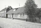 Byggnadsår 1847, ombyggnad och vindsinredning 1975. Byggherre J Kjellberg. I byggnaden har ursprungligen funnits bodinredning och på gården en målarverkstad (1878) och en tunnbidareverkstad (1937).