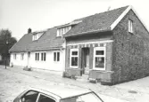 Byggnadsår före 1828, ombyggnad 1978. Byggherre, brandförsäkrades 1928 av skräddaren B Malmborg. På tomten ligger idag två sammanbyggda hus, varav det östra är en mindre tegelbyggnad som byggdes 1903 av slaktaren Oscar Lundgren och senare inrymde slakteri och charkuteri.