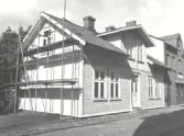 Byggnadsår 1863, på- och tillbyggt (mot söder) 1904, ombyggt 1986. Byggherre L P Bergström. Kruk- och kakelugnsmakareverkstad har funnits på tomten 1822-1865.