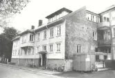 Byggnadsår 1865, ombyggnad 1892 (bostäder) och 1981-86 (kontor). Byggherre Ulla Hiller.  Uppfört av 