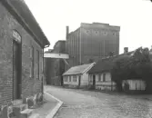 Byggnadsår Valskvarnen 1904-1906, ombyggnader bl a 1960 och tillbyggnader 1980-84. Byggherre Falkenbergs Valskvarn.  Byggnaden längst till höger Låset 2 byggdes 1850. Byggherre H J Törngren. Huset flyttat till kv Liljan 4 1983. Låset 3 uppfört 1850, byggherre sjömannen P Lilljenstam. Huset rivet i början av 1980 talet. Huset till vänster Rian 9 uppfört 1873 av Bengt Johan Swensson. Huset rivits 1984.