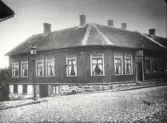 På affärsskylten kan man läsa, C W Dahlberg Bröd Karamell och pressjäst mandel.  Huset uppfört 1876 av bagaren C W Dahlberg påbyggt med en våning 1905.