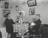 Från vänster Bror, Anna och Artur.  Fotnot. Museets kommentar. De flesta bilder i albumet är från 1930-talet.