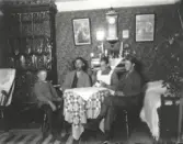 Från vänster Artur, Alfred, Anna och Bror.  Fotnot. Museets kommentar. De flesta bilder i albumet är från 1930-talet.