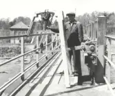 I bakgrunden Yngeredsfors gamla kraftstation. Kraftstationen revs 1964.