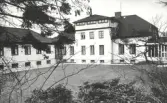Villa Terra bygdes 1923-24 av advokat Jacobsson. Namnet kommer från att väggarna har isolering av stampad jord. Fastigheten har används till olika verksamheter, under 1950-talet som semesterhem till SLKF, 1968-1974 som ungdomsgård, nu äger Baptistkyrkan fastigheten som är sammanbyggd med Tullbrokyrkan.