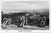 Utsikt över Jönköping från Stadsparken, med kanoner i förgrunden. Vykort skickat 1919-07-23.