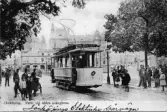Jönköping. Parti vid södra svängbron. En elektrisk spårvagn är på väg mot Öster. I huset på andra sidan bron ligger Konfektions AB Norden. Vykort skrivet 1907-07-15.