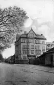 Norra Strandgatan 68 - Bolagsgränd 1 i Jönköping. Vykort skickat 1912-10-24.