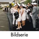 Serie om 15 fotografier som visar studentexamen på Fässbergsgymnasiet i Mölndal den 7 juni 2000.