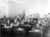 Bilden tagen i klassrummet 1958.  1 ANDERSSON Gunborg  2 HANSON Doris  3 STENSON Ingela  4 JOHANSSON Leif  5 ERICSSON Mona  8 ANDERSSON Uno  9 JOHANSSON Ingrid  10 SJÖBERG Ulla  12 Roland ?  13 Siv  16 JOHANSSON ? Lennart  18 TORSTENSSON Bertil  20Tage