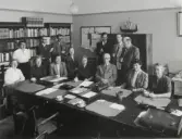 Från vänster: BOMAN Lillemor, CESAR Karin,  BEIGL Christine, HANSSON Bonde, JAGANDER Ingrid, SCHEUTZ Gunnar, SKANTZE Anna, CRONBERG Gun, CARLSTEDT Gunnemar, SJÖDIN Einar, SPOLÉN Gunnar, STOLTZ Gösta, HEYMAN Märta ochSTOLTZ Gertrud.