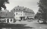 Grand Hotel byggdes 1930 av Falkenbergs Hotell- och Restaurantaktiebolag efter ritningar av arkitekt Ernst Torulf.