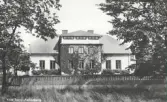 Villa Terra bygdes 1923-24 av advokat Jacobsson. Namnet kommer från att väggarna har isolering av stampad jord. Fastigheten har används till olika verksamheter, under 1950-talet som semesterhem till SLKF(nuvarande centerkvinnorna), omkring 1970 som ungdomsgård, nu har Baptistkyrkan fastigheten, sammanbyggd med Tullbrokyrkan.