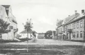 Text i album:  Fastigheten t.v. är det såkallade Sofiahemmet, uppfördes år 1916 av manufakturhandlare Sofia Johansson. Liljegrens trähus till höger.