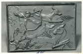 Väggplatta med jaktmotiv från Bo Fajans, formgivare Ewald Dahlskog, 1900-talets mitt.