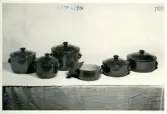 Grytor med lock från Bo Fajans, 1900-talets mitt.