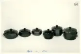 Grytor med lock från Bo Fajans, 1900-talets mitt.