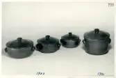 Grytor med lock från Bo Fajans, 1900-talets mitt.