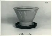 Lotus-kruka från Bo Fajans, formgivare Ewald Dahlskog, 1900-talets mitt.